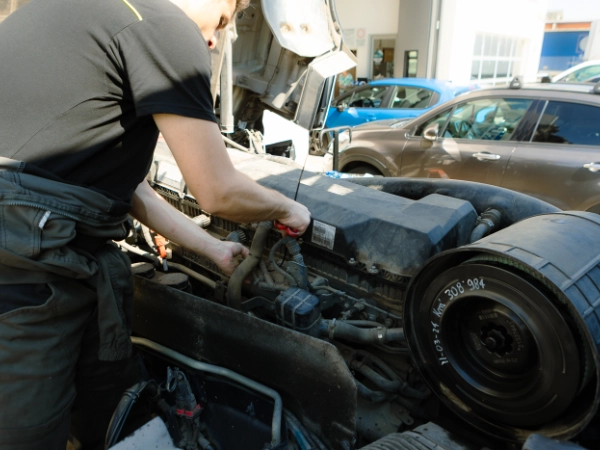 centro-controllo-carburatori-iniettori-motore-camion-milano