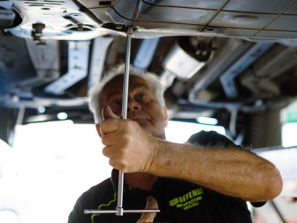 elettrauto-impegnato-a-montare-sistema-GPS-auto-brescia