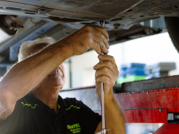 meccanico-verifica-componenti-auto